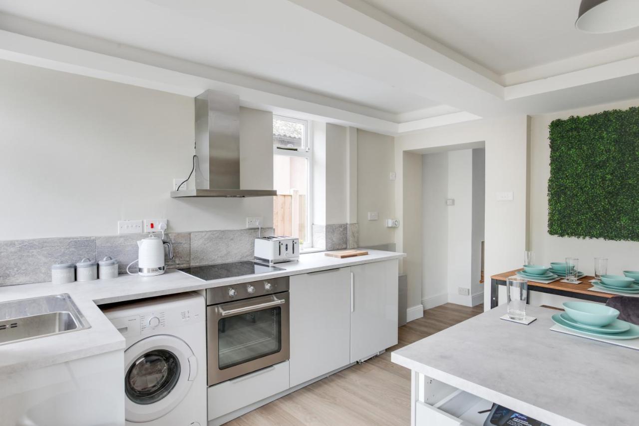 Spacious Three Bedroom House - Free Parking & Wifi تْشيلمِسفورد المظهر الخارجي الصورة